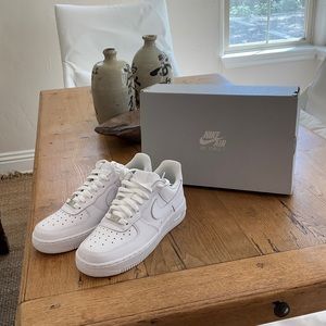 NEW size 8 white Nike Air Force 1